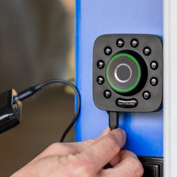 12 U-Bolt Pro lifestyle external battery 1000×1000