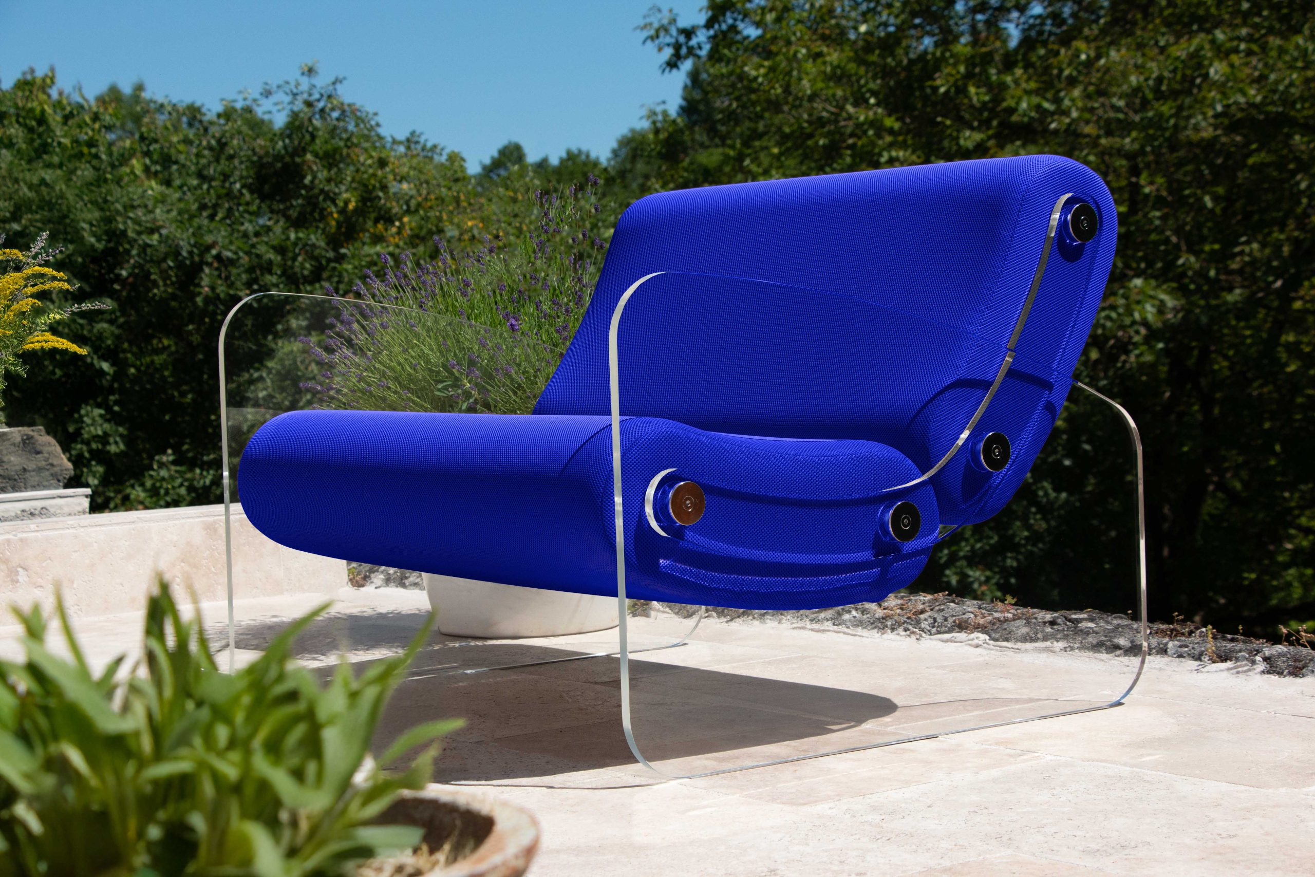 Fotoliu albastru❤️ colectie KUUMO MW03, sezut si spatar albastru, latime 70 cm, cotiere laterale, PMMA, panouri transparente