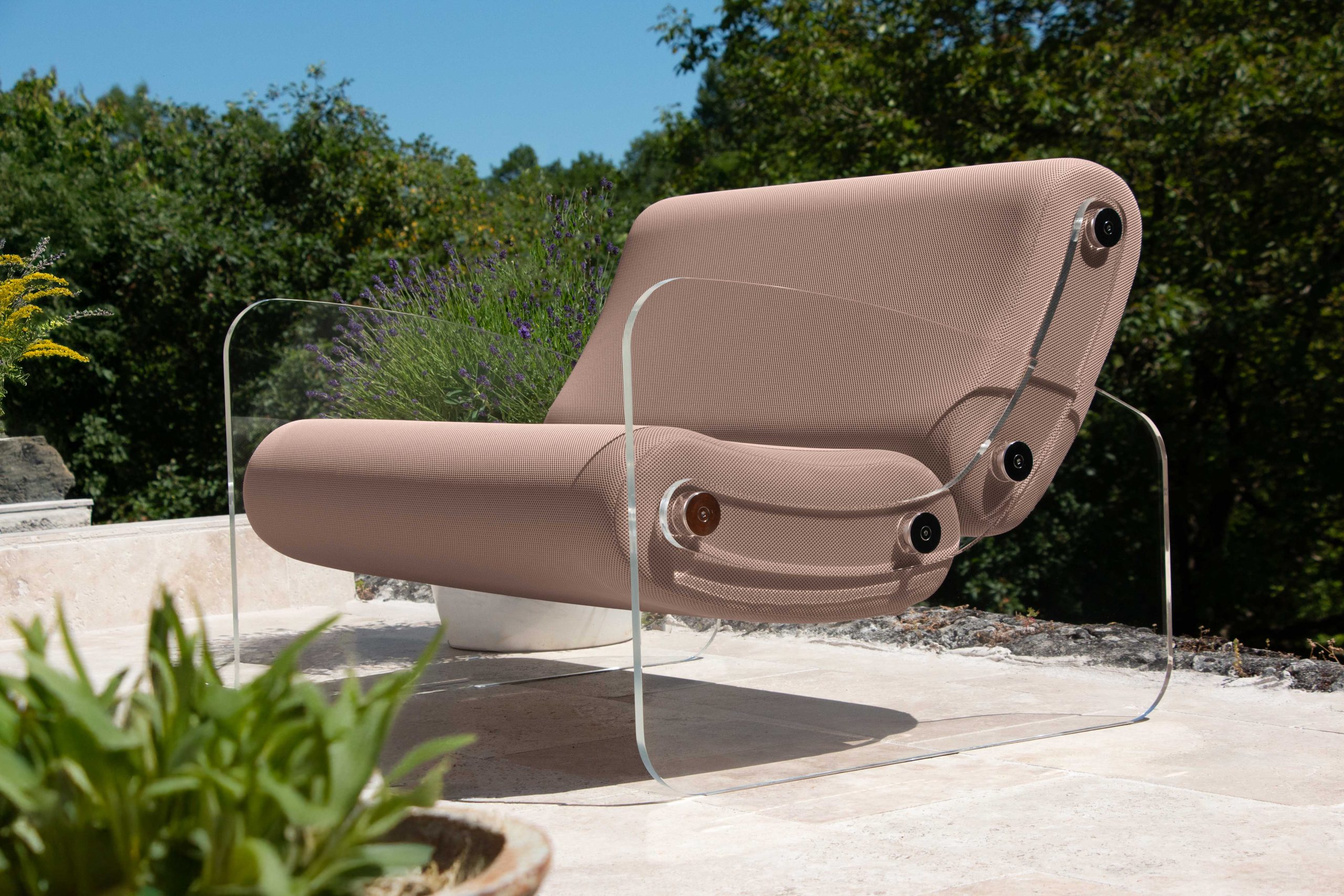 Fotoliu confortabil❤️ colectie KUUMO MW03, sezut si spatar bej inchis, latime 70 cm, cotiere laterale, PMMA, panouri transparente